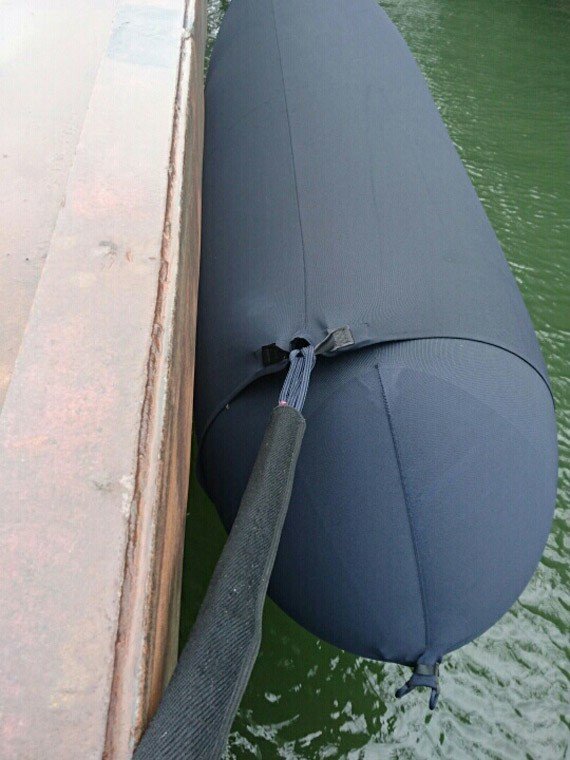 Protège bouts | Amarres en situation sur le cordage d'un pare battage Fendertex®